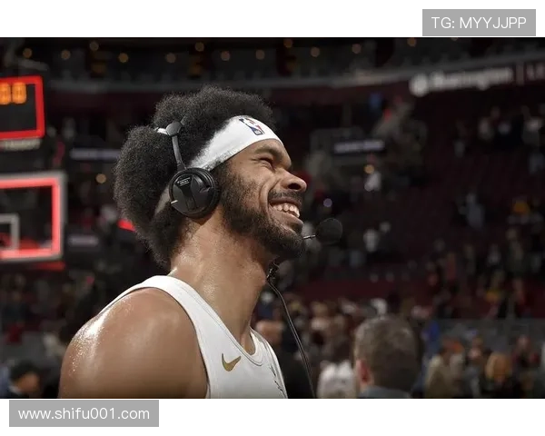 阿伦飞身救球与阿特金森激情相拥 撞翻爆米花桶点燃全场热血瞬间