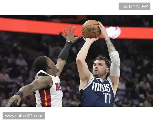 塔图姆强势突破东契奇防线内线上篮轻松得分展现个人能力 塔图姆强势突破东契奇防线内线上篮轻松得分展现个人能力